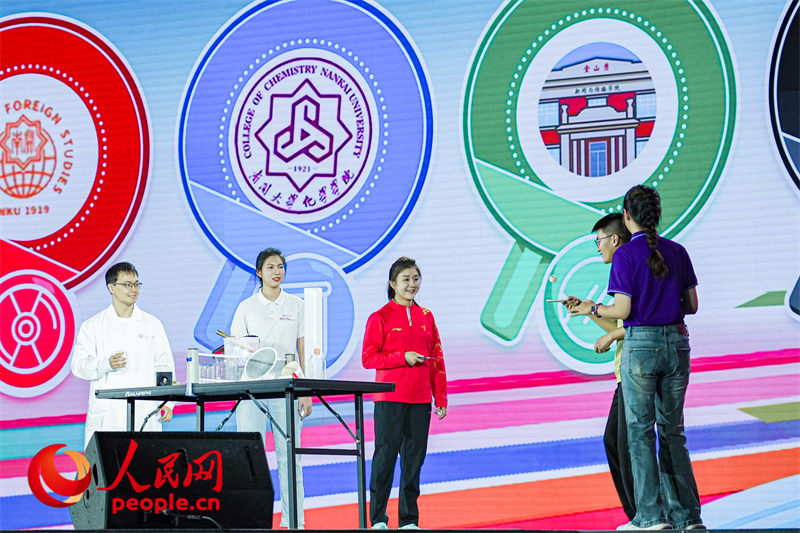 陳夢與南開學(xué)子互動。人民網(wǎng)記者 于凱攝