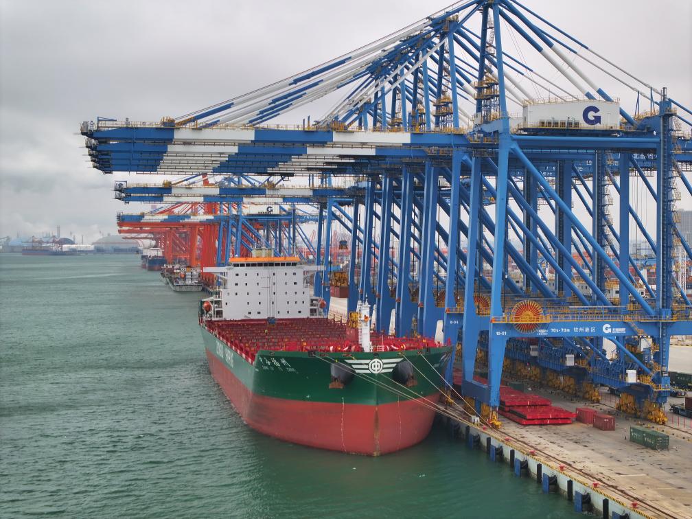 2月23日拍攝的廣西北部灣港欽州港區(qū)的碼頭堆場（無人機照片）。新華社記者 周華 攝