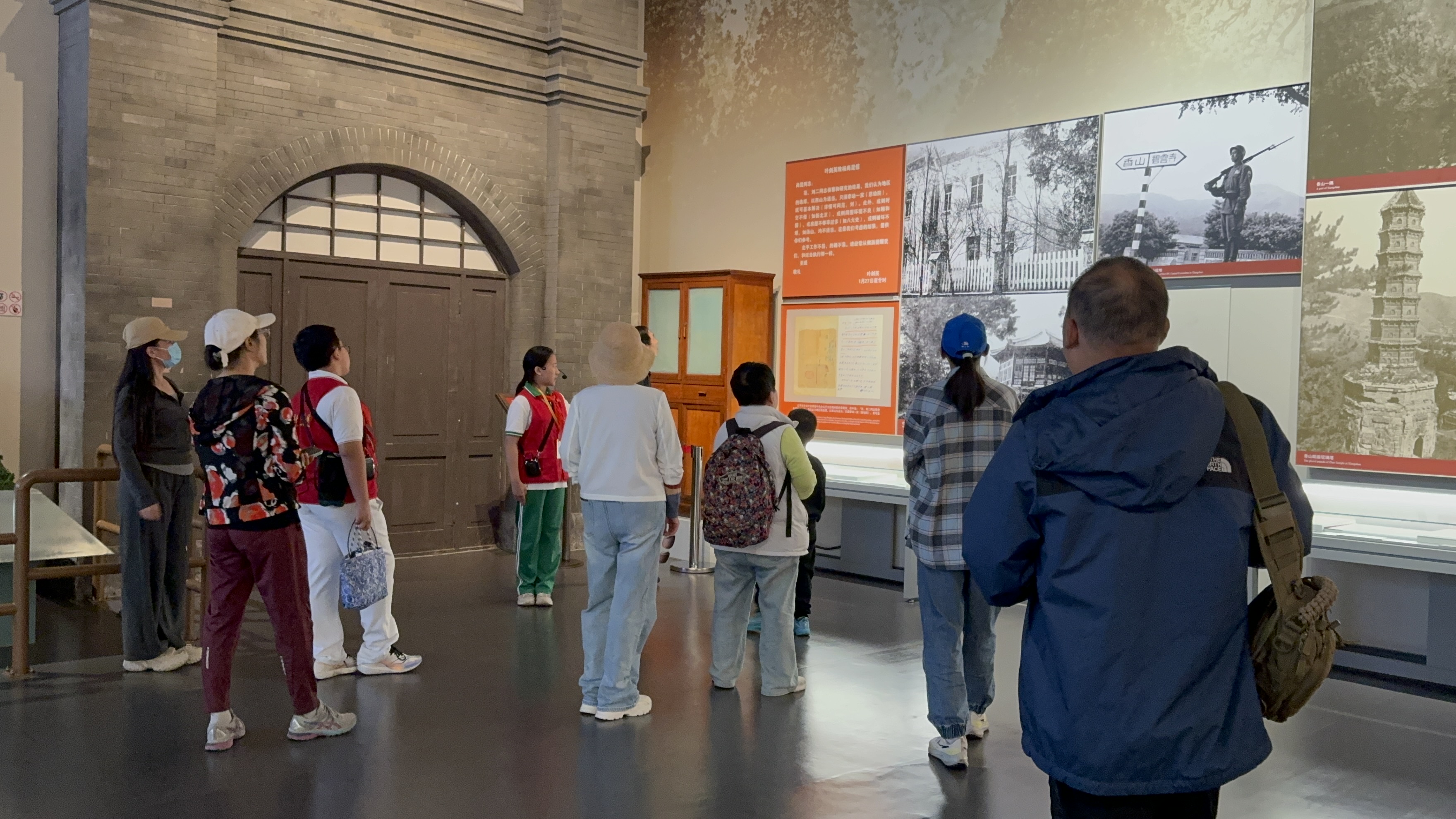 10月4日，北京香山革命紀念館內(nèi)，一名“紅領巾志愿者”正在為參觀者講解。人民網(wǎng)記者 劉微攝