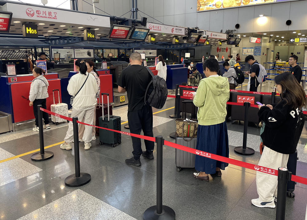 旅客在首都機(jī)場(chǎng)排隊(duì)辦理登機(jī)手續(xù)。人民網(wǎng)記者 喬雪峰攝