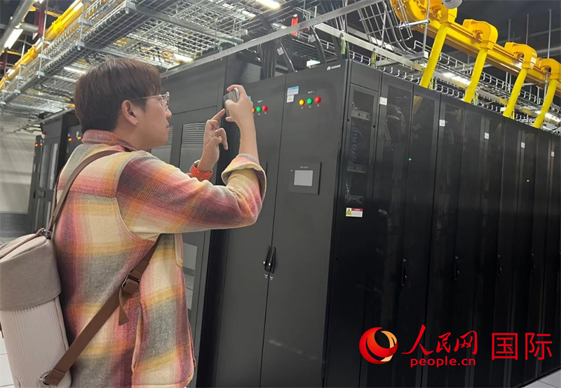 韓國(guó)博主樸大一參觀中國(guó)移動(dòng)新疆云計(jì)算和大數(shù)據(jù)中心機(jī)房。人民網(wǎng)記者曾書柔攝