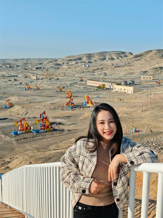 中泰文化推廣達(dá)人張愛玲參觀克拉瑪依百里油區(qū)。受訪者供圖
