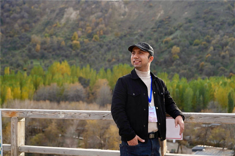 阿布德吾力參加“萬人說新疆”優(yōu)秀作者媒體行活動留影。受訪者供圖