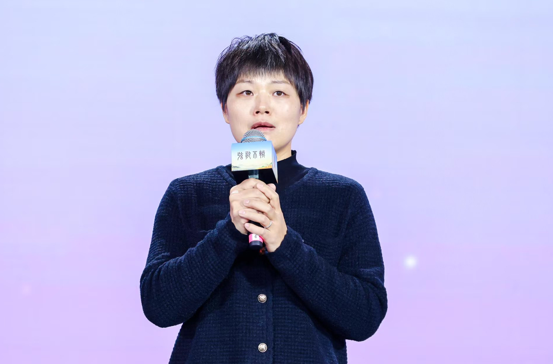 “中國(guó)好人”欒留偉妻子薛巧艷。人民視頻供圖。