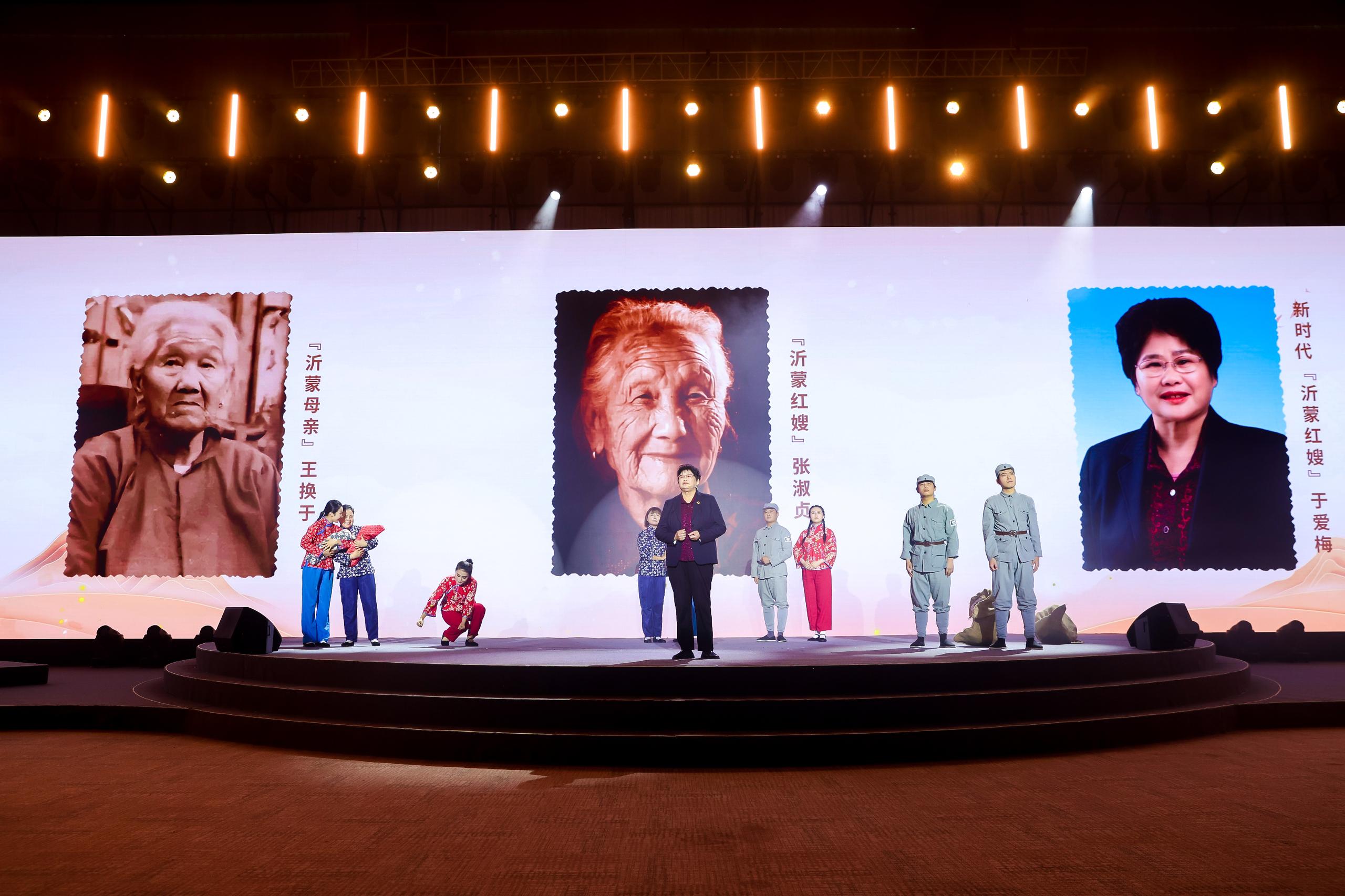 “何以中國·弦歌不輟”網(wǎng)絡(luò)主題活動現(xiàn)場，于愛梅講述“沂蒙紅嫂”的故事。人民視頻供圖。