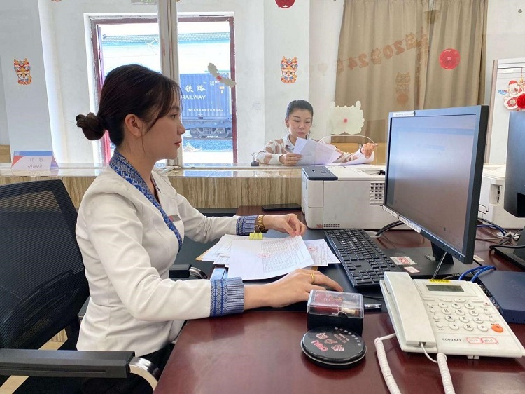 春節(jié)期間，中老鐵路員工堅守崗位，保障鐵路運行安全、暢通。李加勇攝