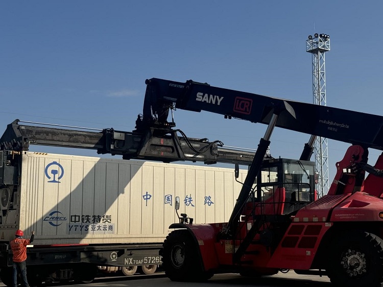 春節(jié)期間，起重機吊裝即將發(fā)運的冷鏈集裝箱。李加勇攝