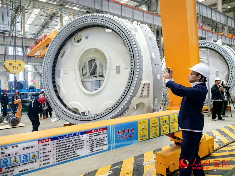 外媒記者參觀位于烏蘭察布察哈爾高新技術(shù)開(kāi)發(fā)區(qū)的運(yùn)達(dá)風(fēng)電裝備制造廠房。人民網(wǎng) 楊春燕攝