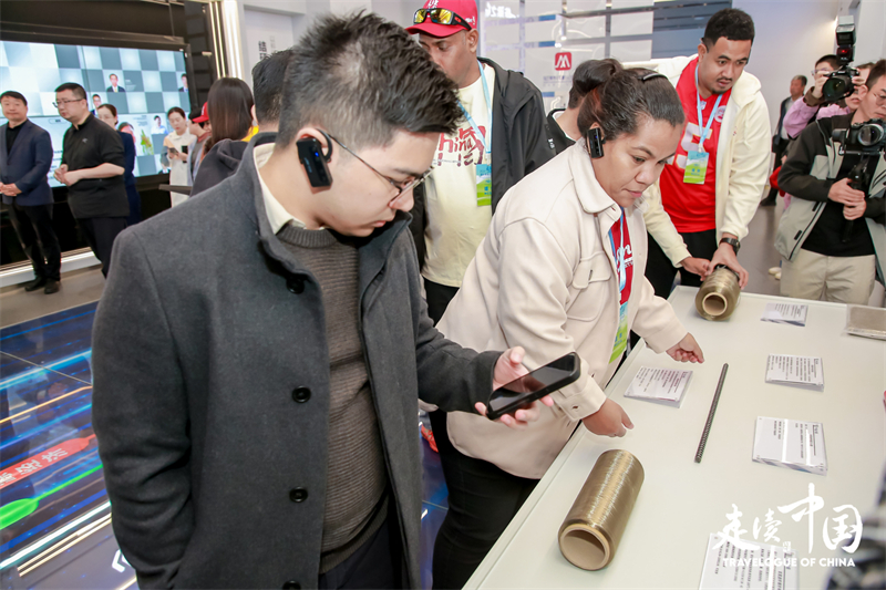 菲律賓《商業(yè)鏡報(bào)》蔡辰威（左）在烏蘭察布察哈爾高新技術(shù)開(kāi)發(fā)區(qū)聽(tīng)取講解。環(huán)球網(wǎng)供圖