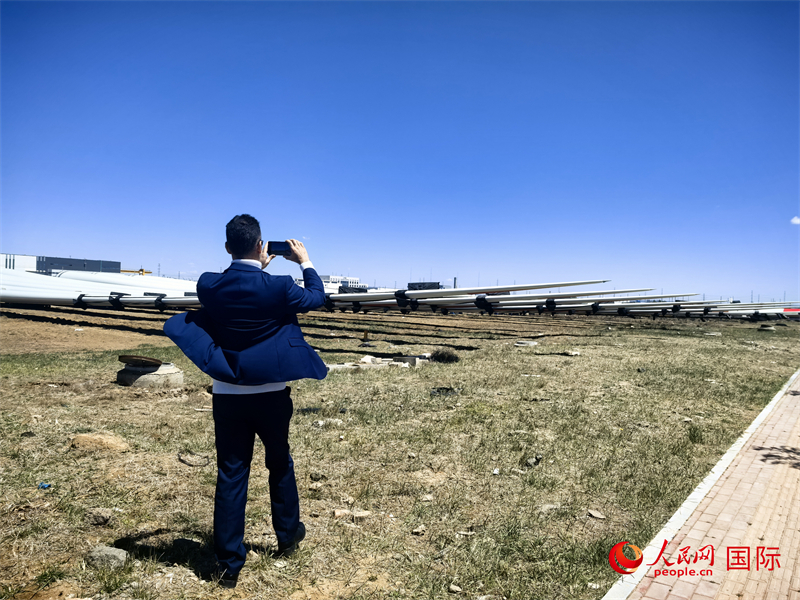 外媒記者拍攝廠房外的風(fēng)力渦輪發(fā)電機(jī)的巨型漿葉。人民網(wǎng) 楊春燕攝