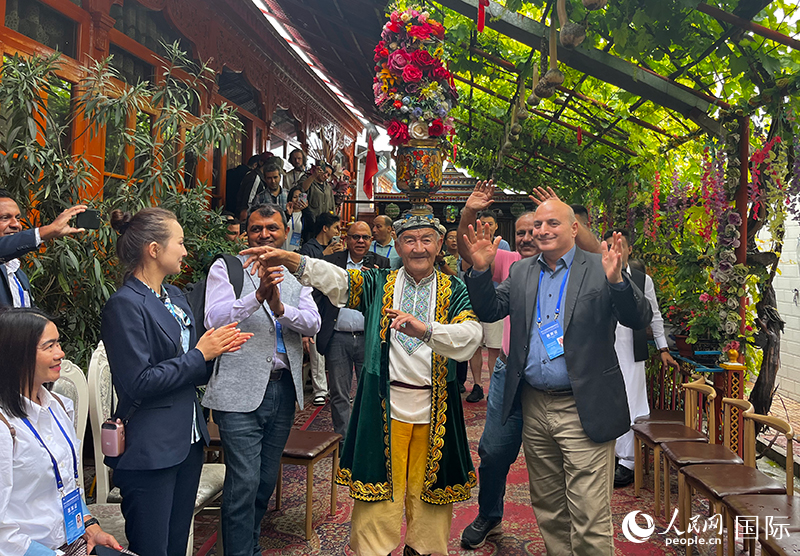 5月24日，外國媒體人在伊寧市喀贊其民俗旅游區(qū)參觀體驗。 人民網(wǎng)記者 翟轉(zhuǎn)麗攝