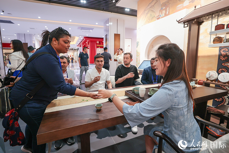 5月25日，外國媒體人在霍爾果斯國際邊境合作中心中國文化館參觀。人民網(wǎng)記者 張武軍攝