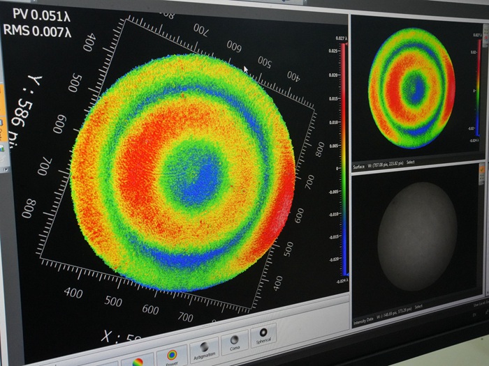 屏幕上清晰顯示著光學(xué)元器件的打磨程度。人民網(wǎng)記者 李洋攝