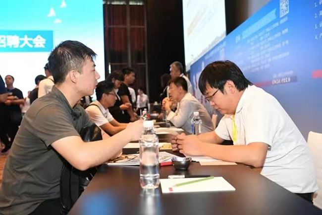 光電產(chǎn)業(yè)人才招聘會(huì)。人民網(wǎng)記者 李洋攝