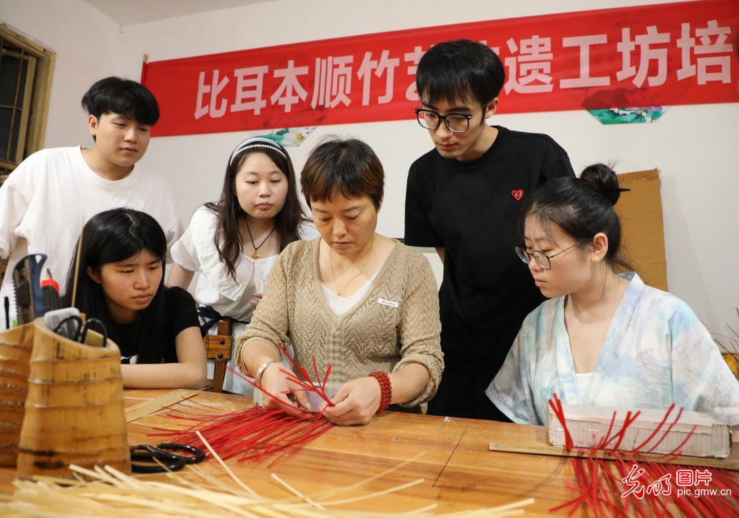 直播助農(nóng)、健康義診、扮靚街巷……青年學(xué)子暑期返鄉(xiāng)服務(wù)桑梓