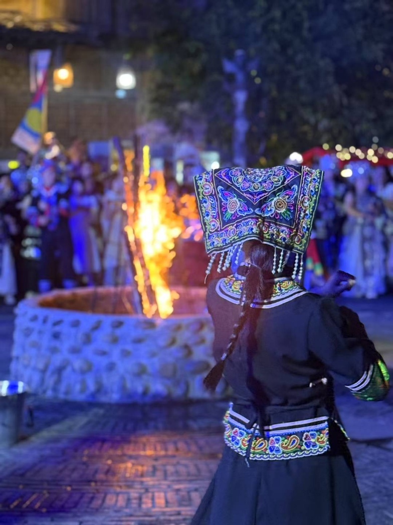 2025年7月，貴州烏江寨“萬人打跳夜”現(xiàn)場。受訪者供圖