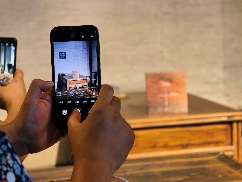 2025年7月15日，暑期研學(xué)團小朋友在浙江省紹興市三味書屋拍攝魯迅讀書座位及課桌上的“早”字。受訪者供圖