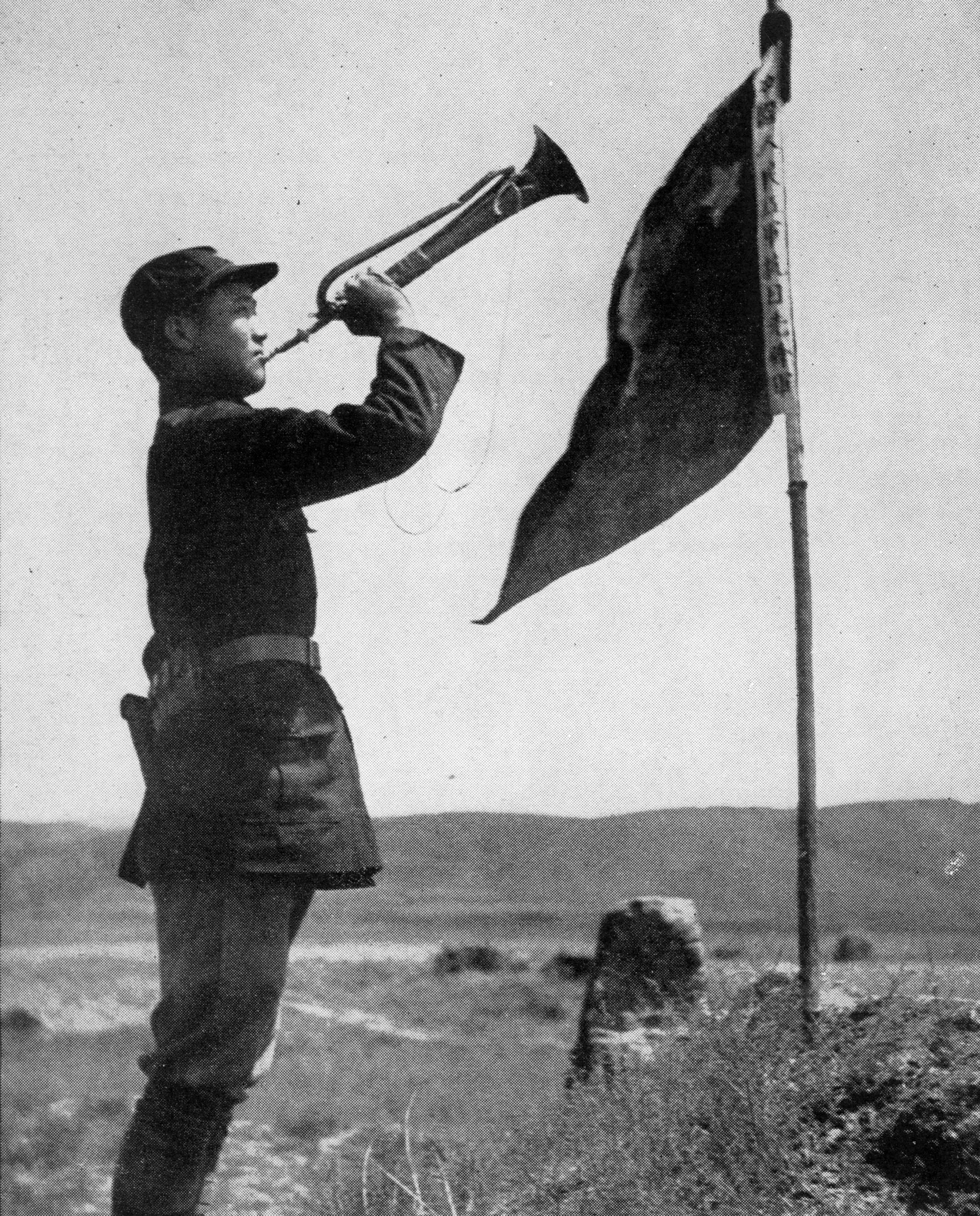 斯諾在預旺堡拍攝的紅軍司號員，他身邊的旗子上寫著“中國人民紅軍抗日先鋒隊”。