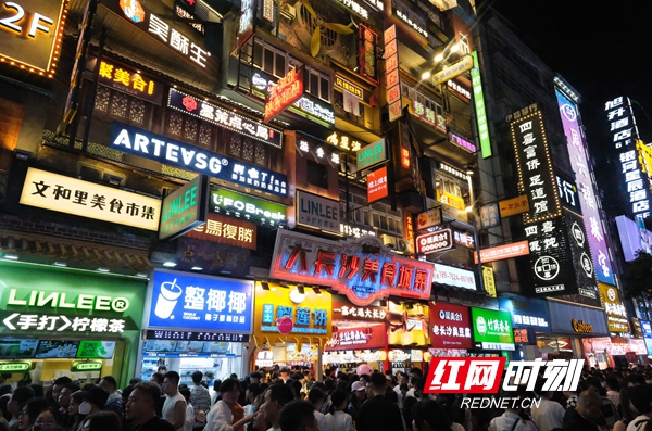 “五一”假期五一商圈客流激增，網(wǎng)紅長沙再現(xiàn)頂流效應(yīng)。.jpg