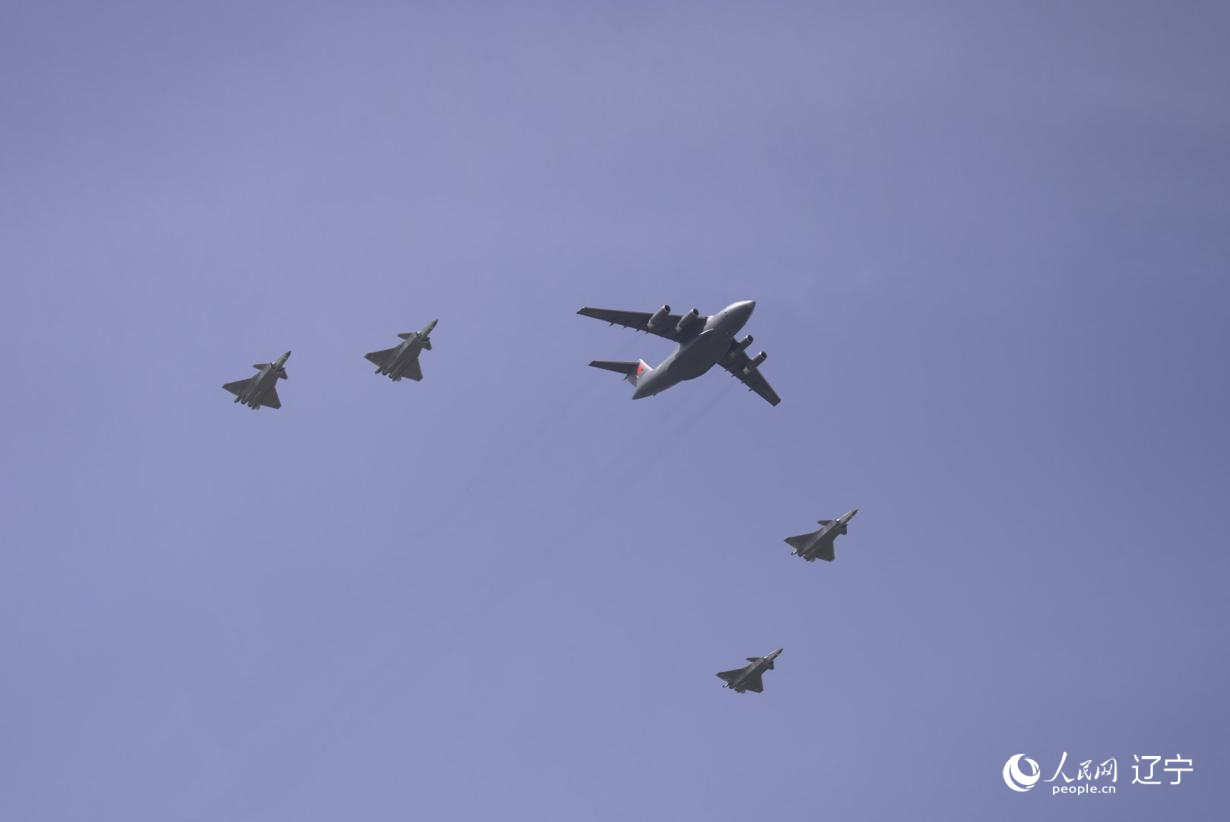 執(zhí)行第十二批在韓中國人民志愿軍烈士遺骸轉(zhuǎn)運任務(wù)的運-20進入中國領(lǐng)空后，首次采用“五機編隊”的方式，由4架殲-20伴飛護航，與往年相比護航規(guī)格更高。人民網(wǎng)記者 邱宇哲攝