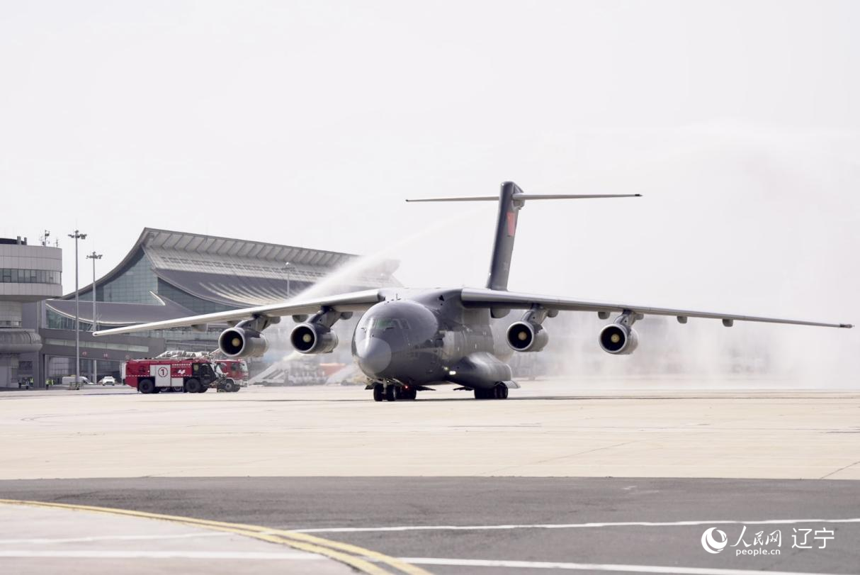 沈陽桃仙國際機場以“過水門”最高禮遇迎接英烈回家。人民網(wǎng)記者 邱宇哲攝