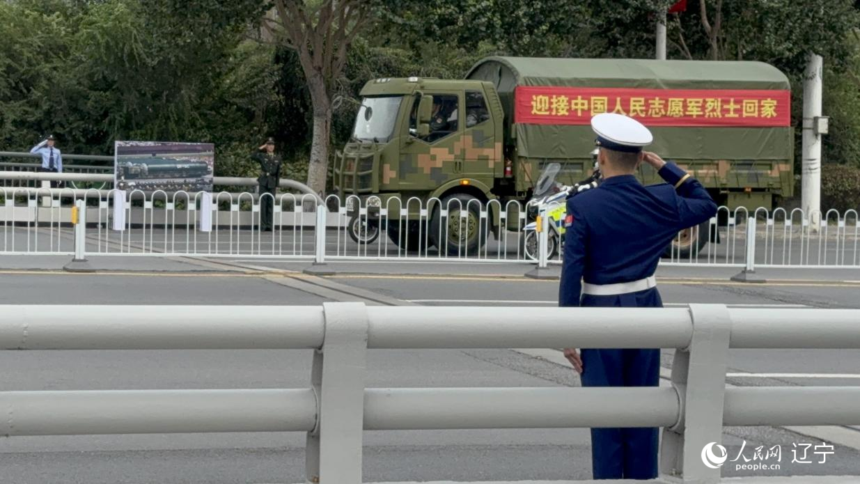 沈陽市渾河橋東側(cè)，擺放著東風(fēng)—5C導(dǎo)彈的受閱照片。人民網(wǎng)記者 湯龍攝