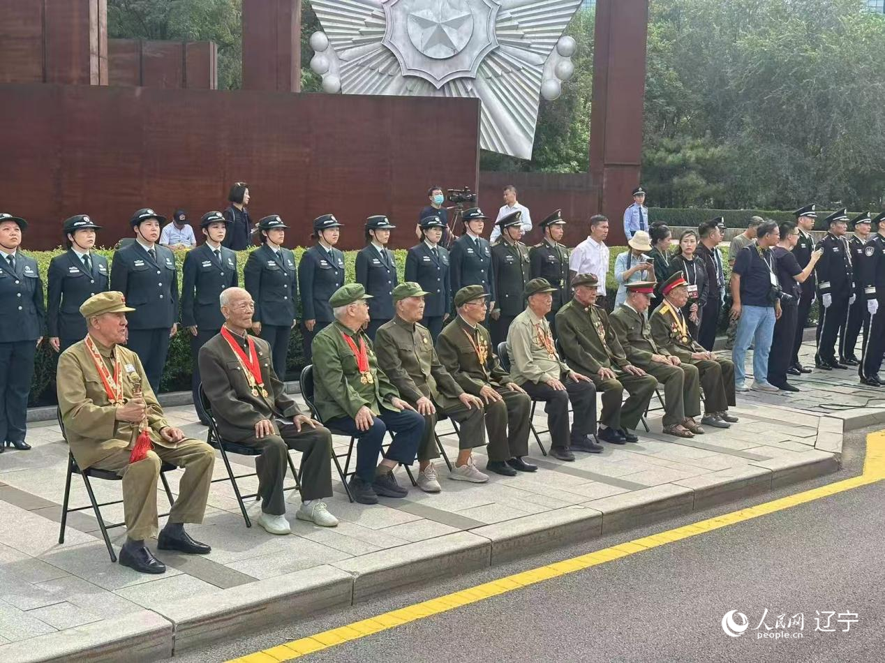 沈陽抗美援朝烈士陵園門前，志愿軍老戰(zhàn)士等候戰(zhàn)友的歸隊。人民網(wǎng)記者 周頌雪攝