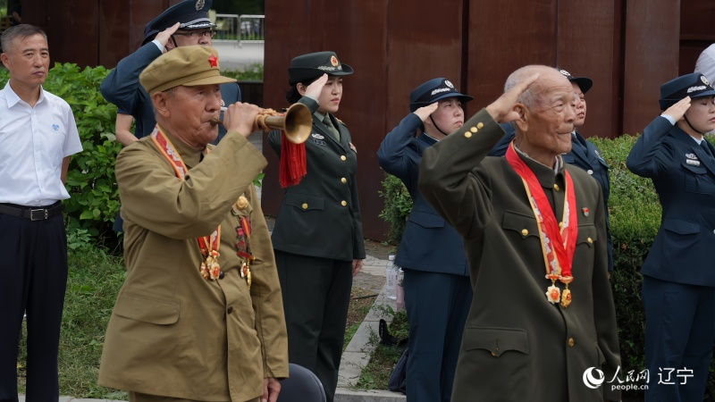 志愿軍老戰(zhàn)士南啟祥再次為戰(zhàn)友吹響了沖鋒號。人民網(wǎng)記者 周頌雪攝