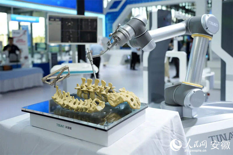 2024世界制造業(yè)大會上展出的骨科手術(shù)機(jī)器人。人民網(wǎng)記者 王銳攝