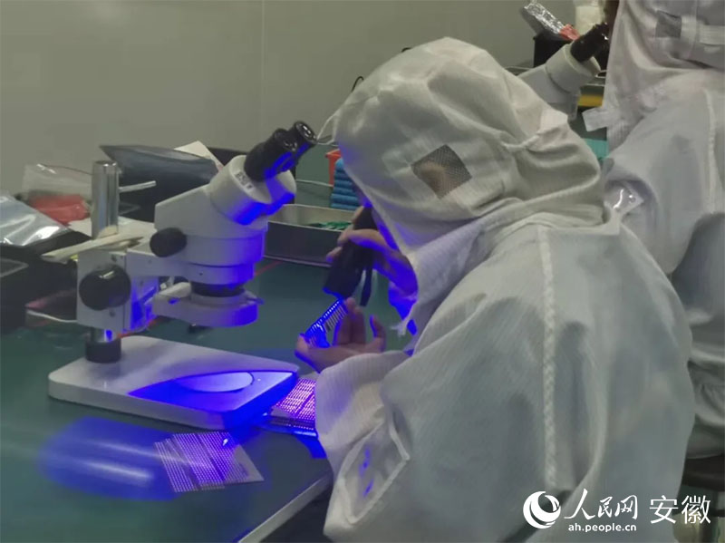 金張科技帶動下，超100家功能膜新材料企業(yè)在太湖縣集聚。人民網(wǎng)記者 胡雨松攝