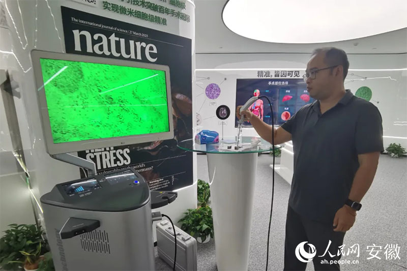 陳廷嘉演示“安刀”使用方法。人民網(wǎng)記者 胡雨松攝