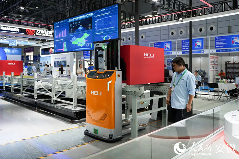 2024世界制造業(yè)大會上，合力將智能數(shù)據(jù)工廠系統(tǒng)帶進(jìn)展會。人民網(wǎng)記者 王銳攝