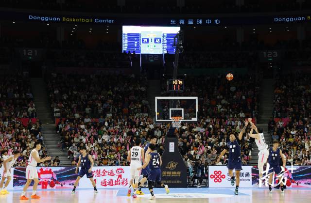 11月12日，十五運會男籃成年組決賽，現(xiàn)場有序而熱烈。張由瓊 攝