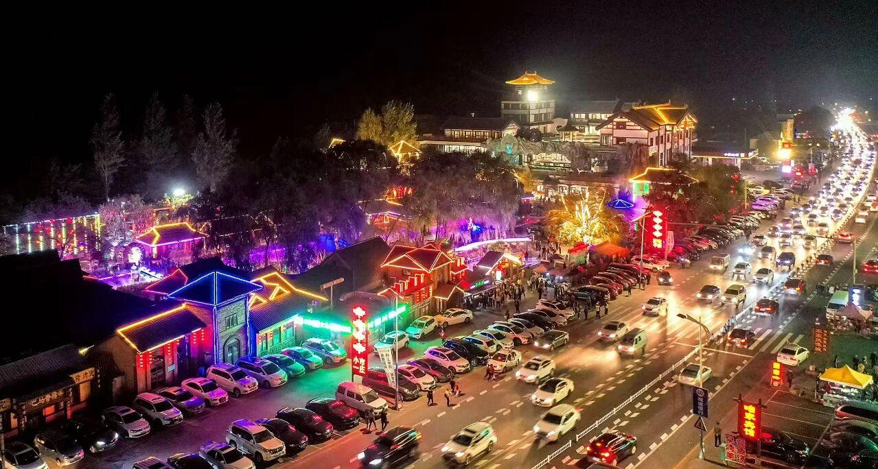 “小市一莊”夜景。受訪者供圖