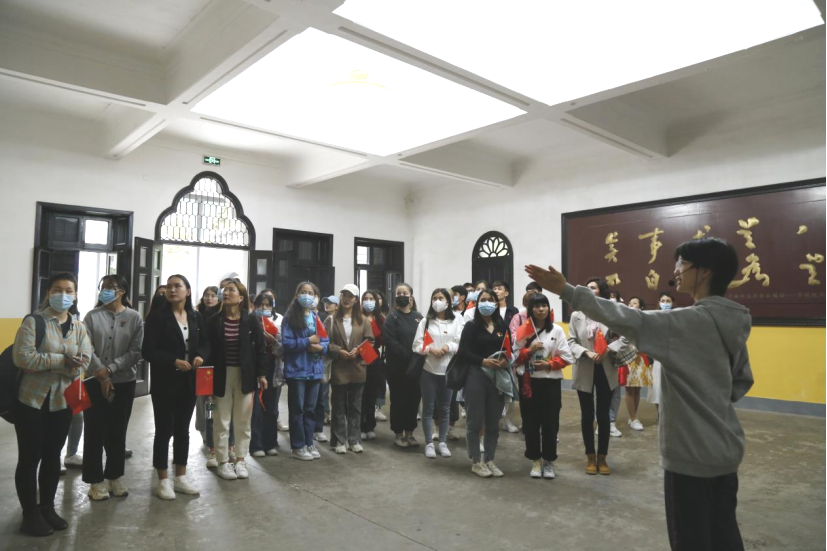 2021年5月20日，在喜迎中國共產黨建黨100周年之際，我校開展了少數(shù)民族學生“學黨史、感恩黨、跟黨走”紅色研學活動。