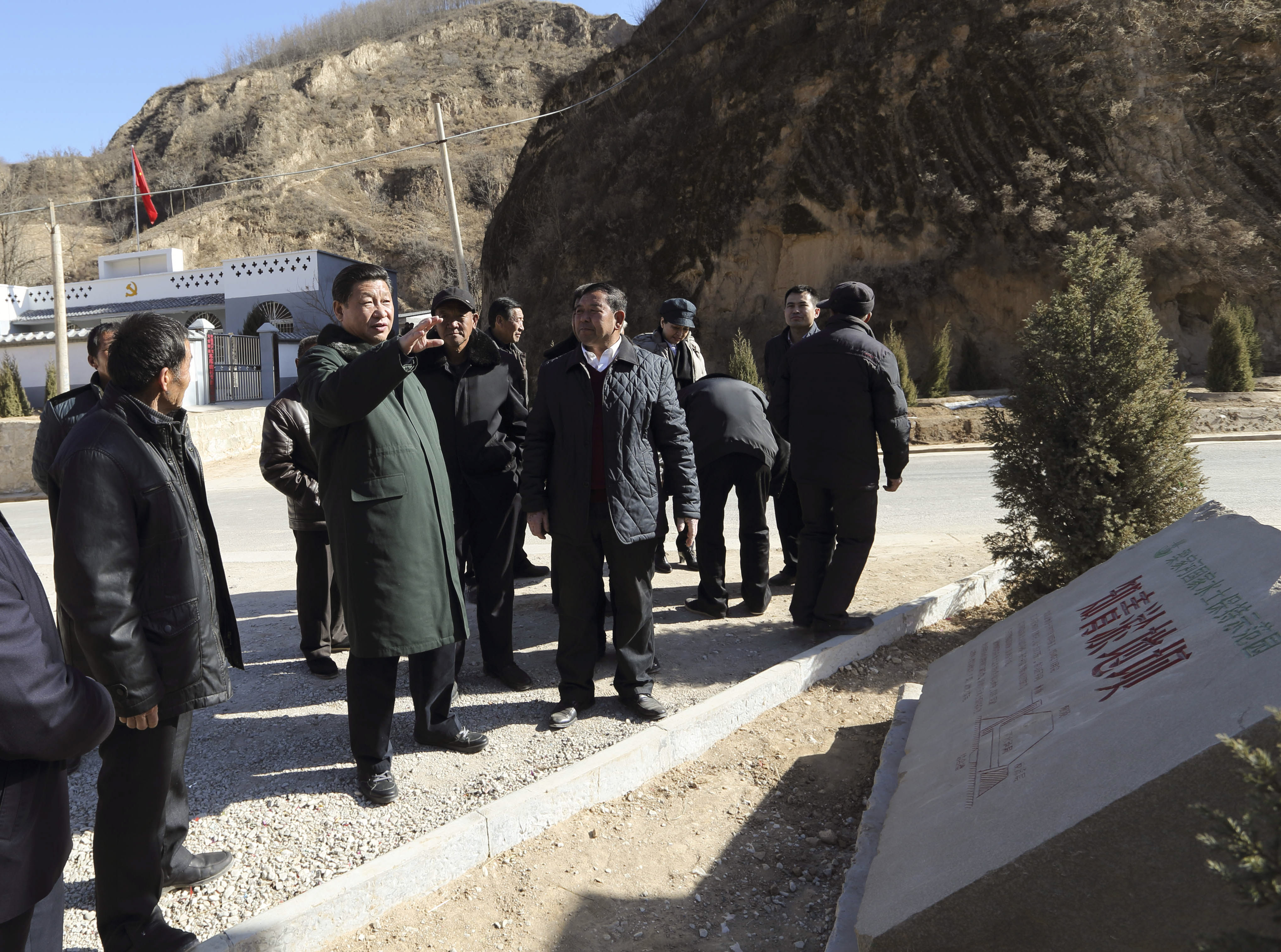 2015年春節(jié)前夕，習(xí)近平來到陜西考察調(diào)研，第一站便來到延安市延川縣梁家河村。新華社 發(fā)