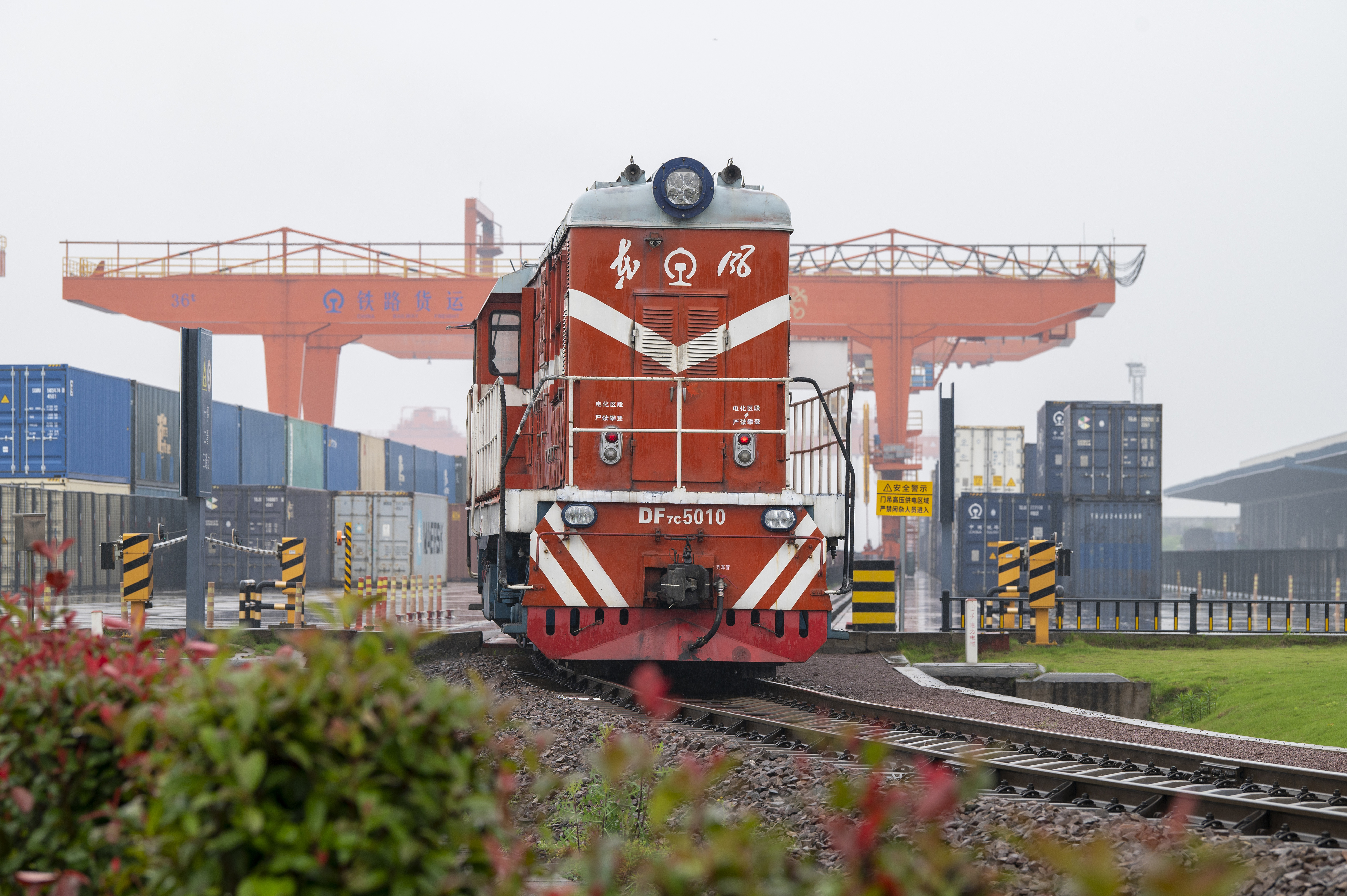 2024年5月5日，“五一”假期最后一天。在浙江省金華市金東區(qū)鐵路金華南站，一列滿載110標(biāo)箱的中歐班列緩緩啟程駛往匈牙利。