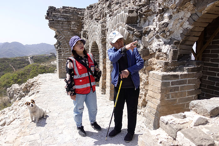 在明長城遺址上，梅景田給外甥女劉紅巖講述長城故事。