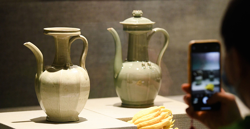 2021年9月14日，浙江省博物館，觀眾在拍攝北宋龍泉窯執(zhí)壺（左）和龍泉青瓷藝人劉杰制作的執(zhí)壺。