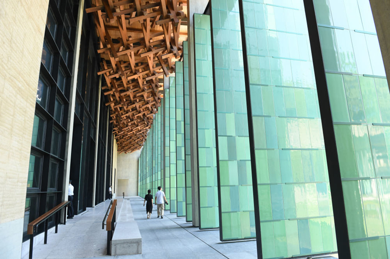 2022年7月23日，杭州國(guó)家版本館屋頂?shù)哪緲?gòu)和青瓷門扇相映成趣。