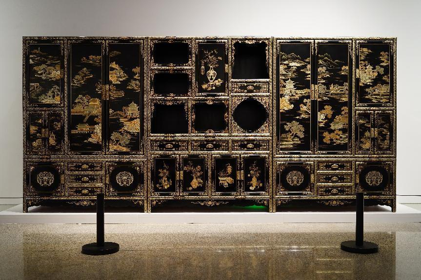 2023年7月9日，北京，中國工藝美術(shù)館·中國非物質(zhì)文化遺產(chǎn)館，“山西特色專業(yè)鎮(zhèn)平遙非遺雙寶中華行”展覽展出的推光漆器作品。