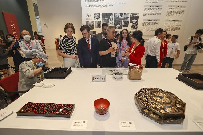 2023年5月28日，北京，推光漆器匠人為駐華使節(jié)展示技藝。