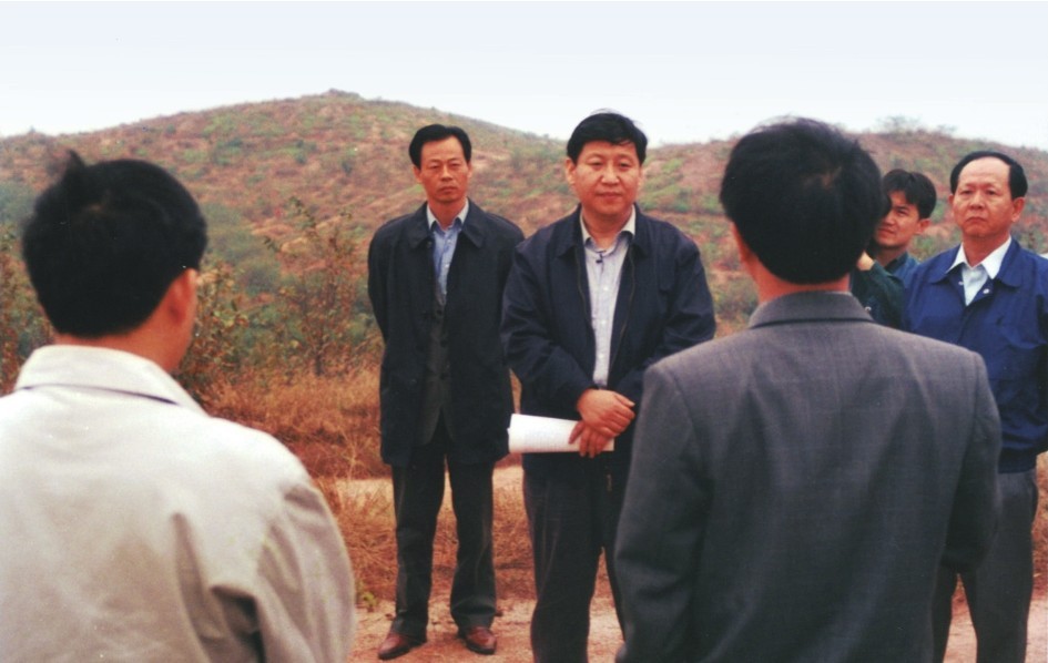 1999年11月，習(xí)近平在龍巖市長(zhǎng)汀縣河田水土流失治理區(qū)調(diào)研。圖源：《習(xí)近平在福建（下）》