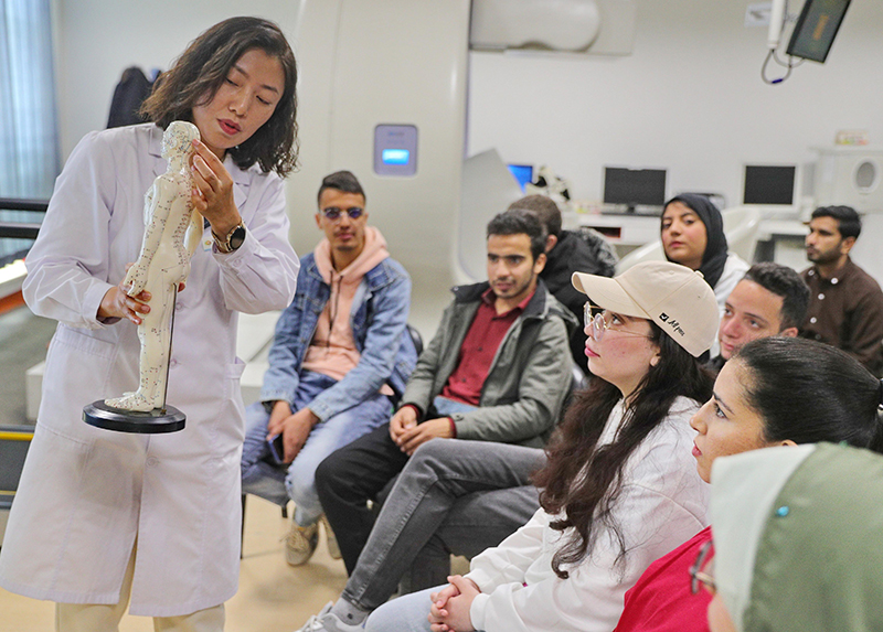 2023年4月19日，河北省秦皇島市中醫(yī)醫(yī)院醫(yī)務(wù)工作者為燕山大學(xué)外國(guó)留學(xué)生講解中醫(yī)經(jīng)絡(luò)知識(shí)。