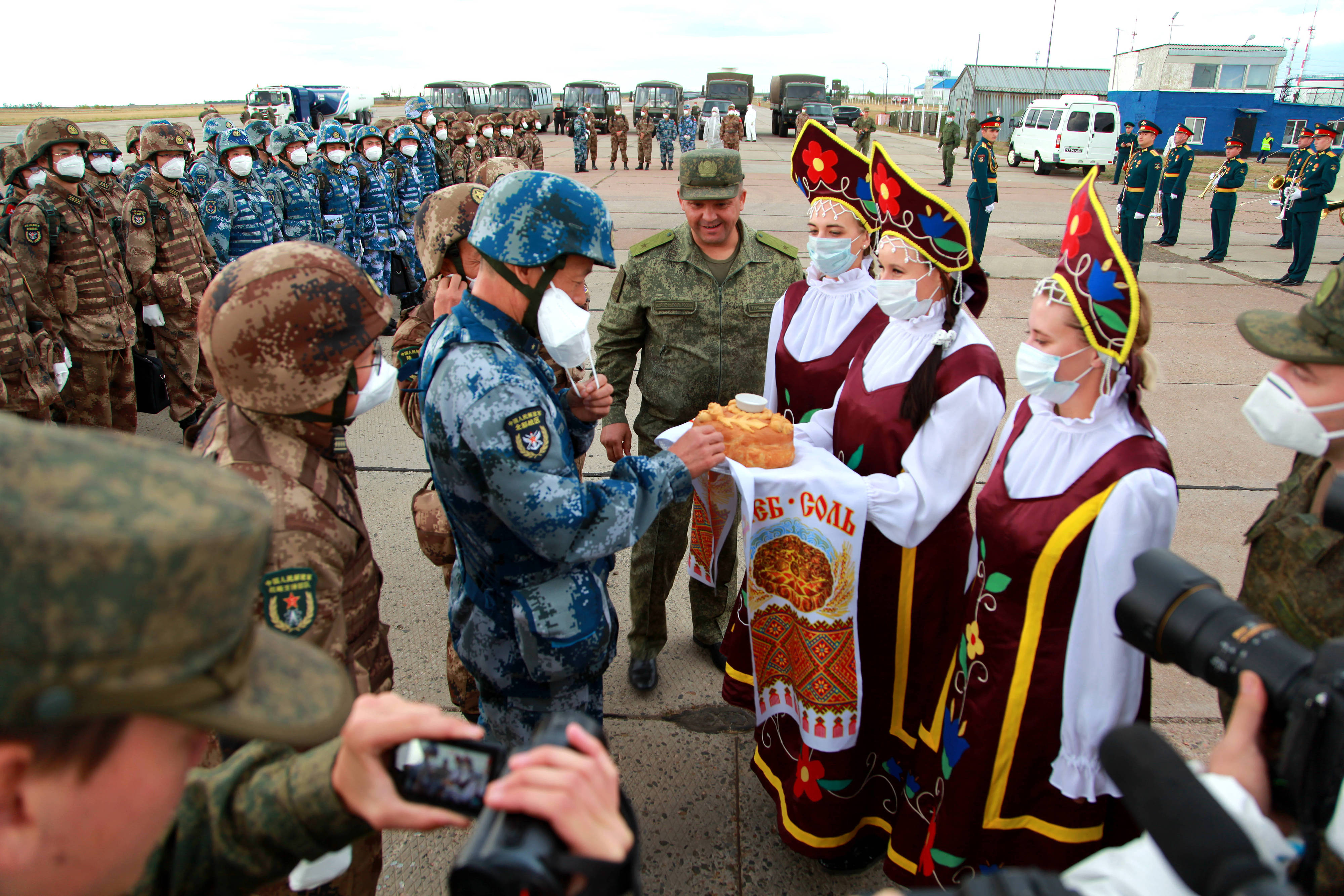 當(dāng)?shù)貢r(shí)間2021年9月10日，跨境參加“和平使命-2021”上海合作組織成員國(guó)聯(lián)合反恐軍演的中方部隊(duì)導(dǎo)演部抵達(dá)俄羅斯奧倫堡“東古茲”靶場(chǎng)演習(xí)地域。圖為俄方人員為中方人員舉行歡迎儀式。