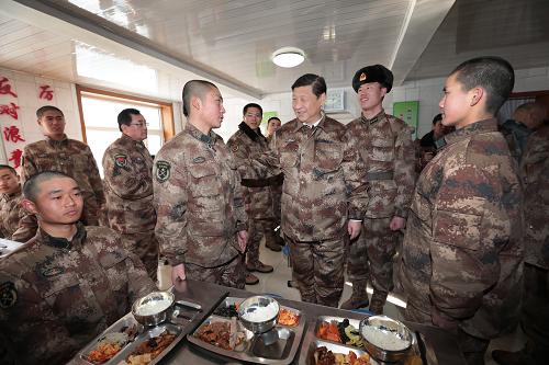 2014年1月26日中午，習近平來到連隊食堂，同戰(zhàn)士們一起用餐。新華社記者 李剛 攝
