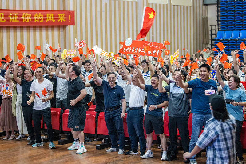 北京時(shí)間7月27日，2024年巴黎奧運(yùn)會(huì)首個(gè)比賽日，在射擊10米氣步槍混合團(tuán)體比賽中，中國(guó)選手黃雨婷/盛李豪獲得金牌。圖為黃雨婷的母校師生們通過收看奧運(yùn)直播的方式為她加油助威。