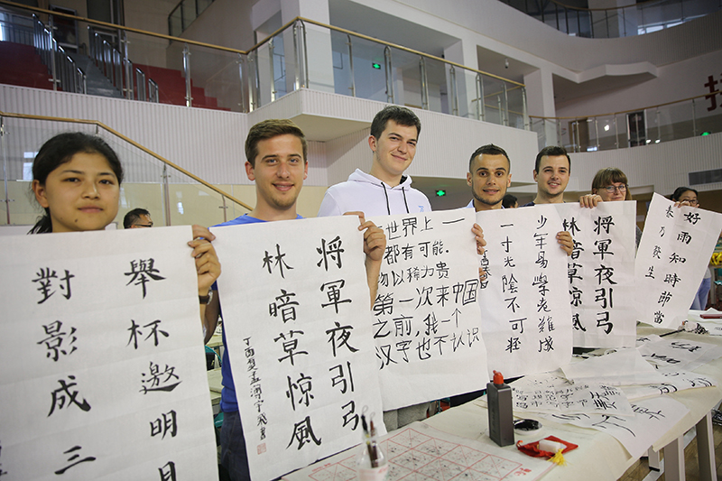 2017年6月5日，來自青島大學(xué)和中國(guó)石油大學(xué)（華東）的外國(guó)留學(xué)生在展示剛剛現(xiàn)場(chǎng)完成的書法作品。