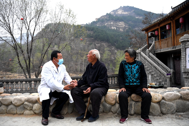 2020年4月15日，在河北阜平縣龍泉關(guān)鎮(zhèn)駱駝灣村，村醫(yī)霍建國(guó)為村民把脈。