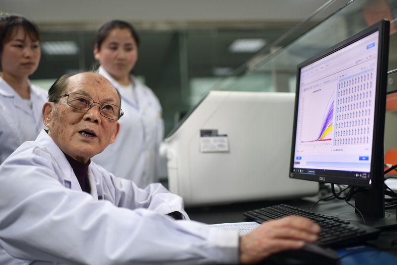 2021年6月17日，吳天一（前）在青海西寧的實(shí)驗(yàn)室內(nèi)和學(xué)生討論。